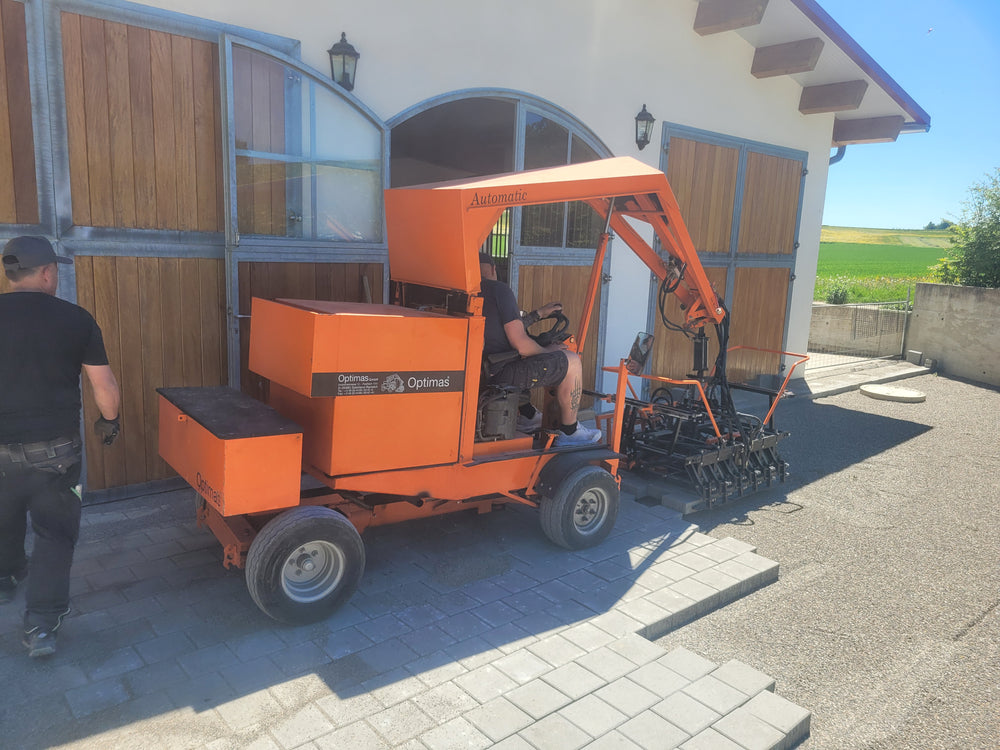 Optimas Pflasterverlegemaschine mit Multi-Pflastergreifer von Borchardt