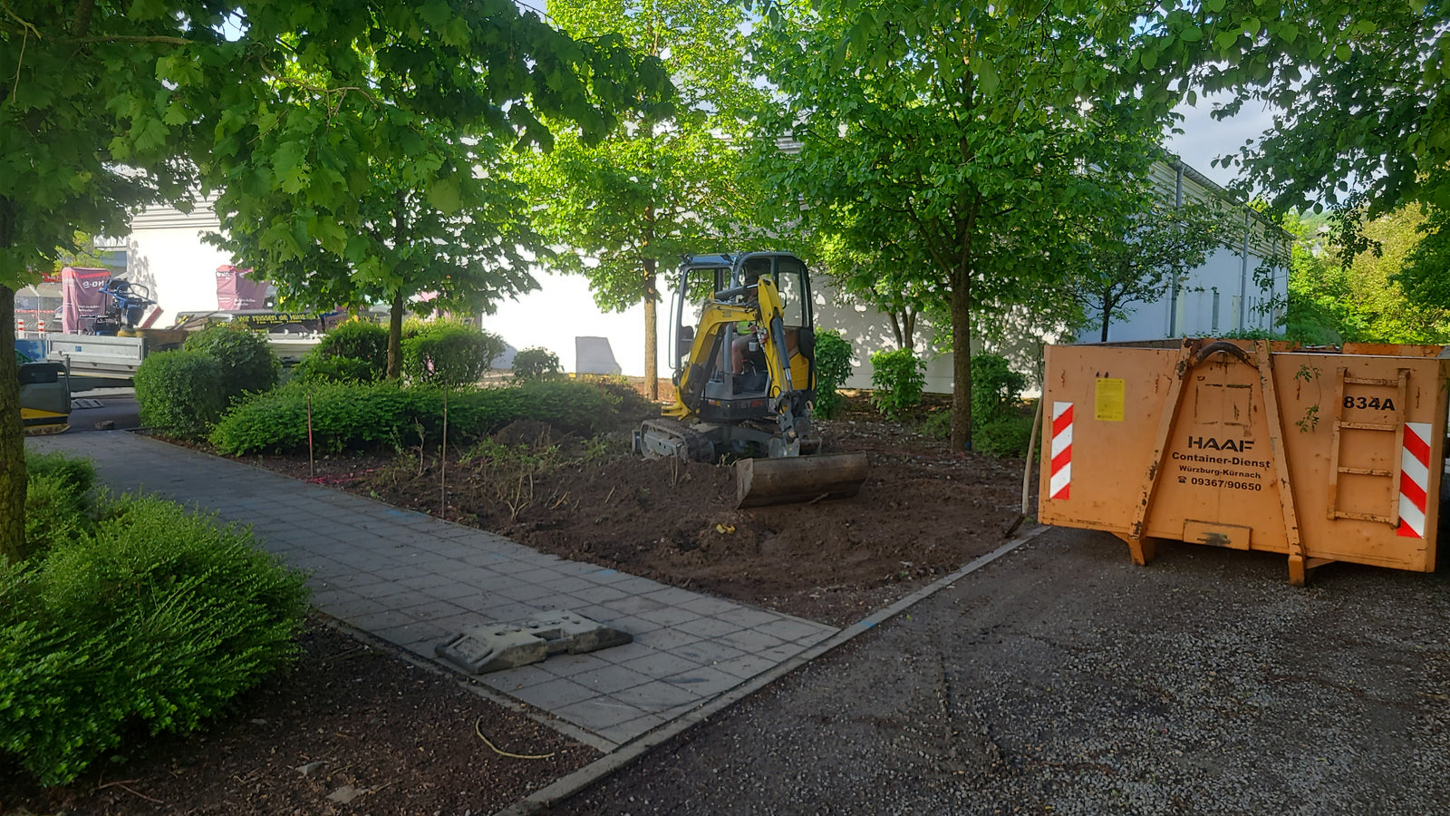 Baggerarbeiten für die Baugrube einer Trafostation, Aushub für Fundament und Pflasterfläche