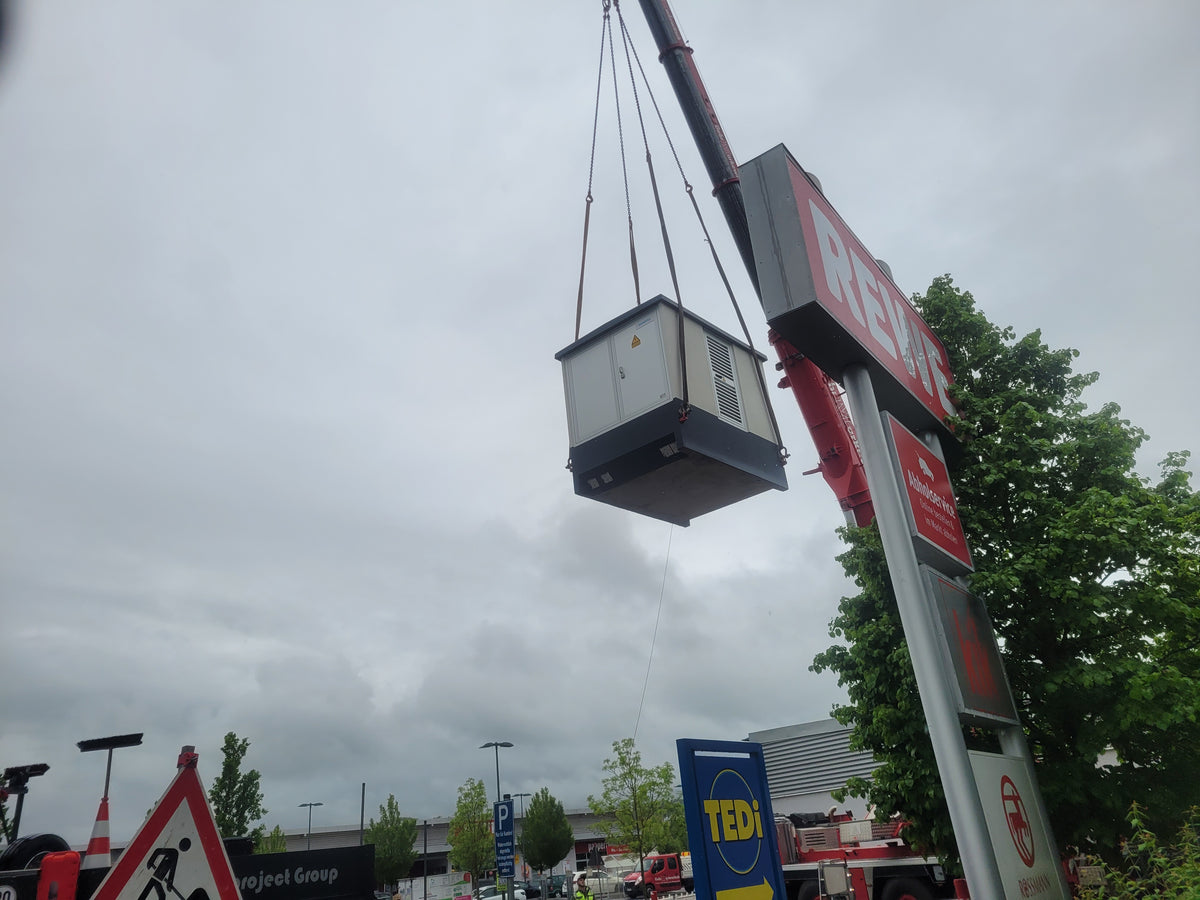 Trafostation setzen: Baugrube, Kranstellung und Pflasterfläche durch Baudienstleistung Martin Borchardt